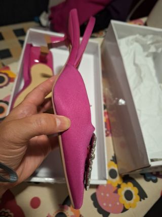 Zapato tacón rosa con joya