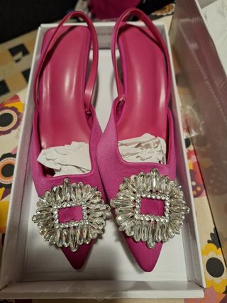 Zapato tacón rosa con joya