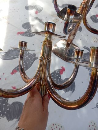 Candelabros plateados + Cafeteras y bandeja