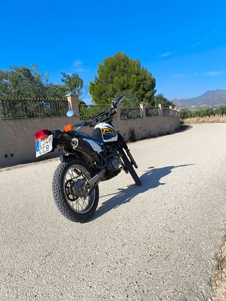 Se vende o se cambia moto-cross Suzuki DR 125 SE