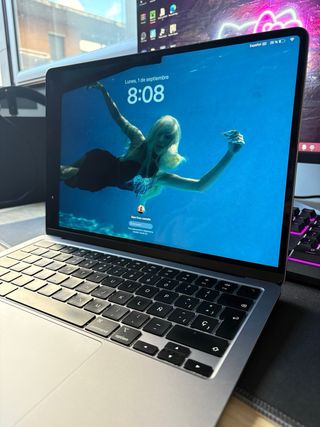 MacBook Air 13” (2024) Chip M3 · 8 GB RAM · 256GB
