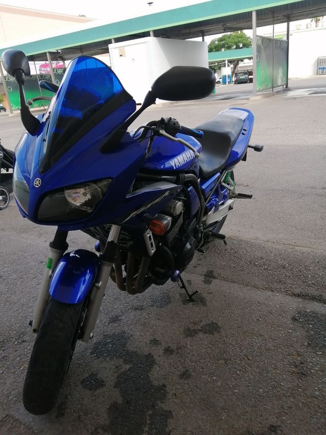 Yamaha moto azul