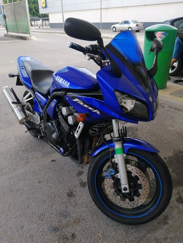 Yamaha moto azul