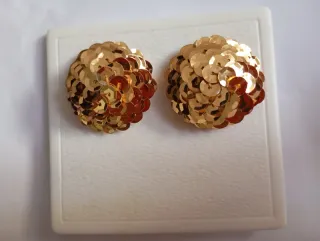 Pendientes dorados redondos