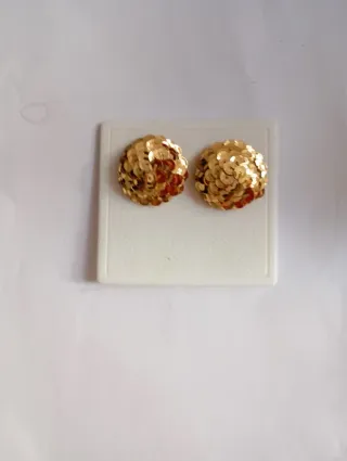 Pendientes dorados redondos