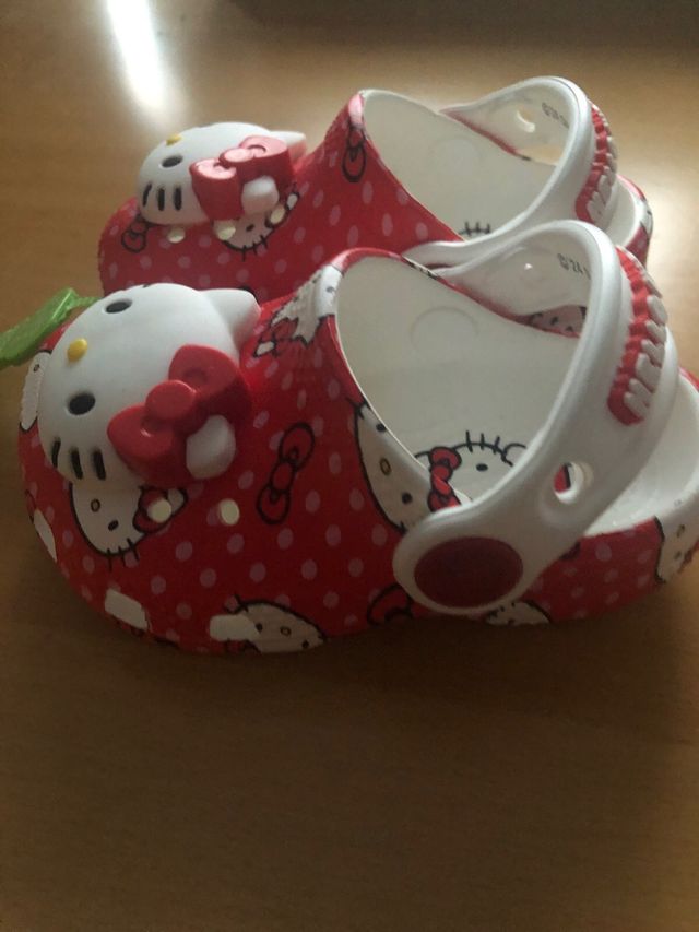 Crocs Hello Kitty - rojas y blancas