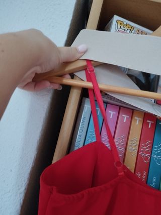 Mono rojo plisado