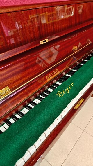 Piano acústico de madera