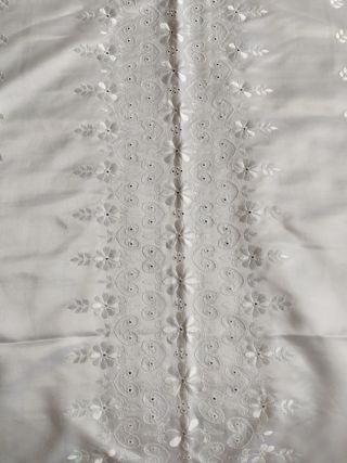 Colcha raso bordada blanca