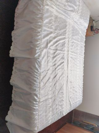 Colcha raso bordada blanca