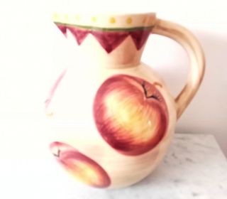 Jarrón antiguo con manzanas