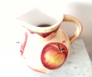 Jarrón antiguo con manzanas