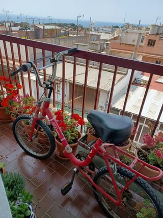 Bicicleta roja mujer vintage