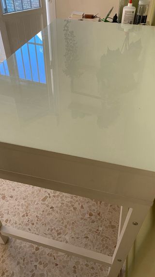 Mesa escritorio blanca con cristal