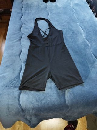Mono corto deportivo negro mujer