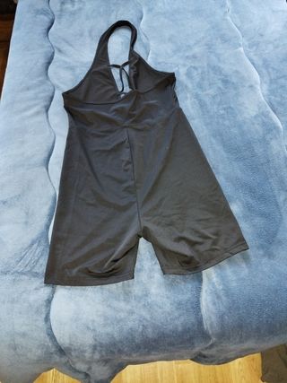 Mono corto deportivo negro mujer