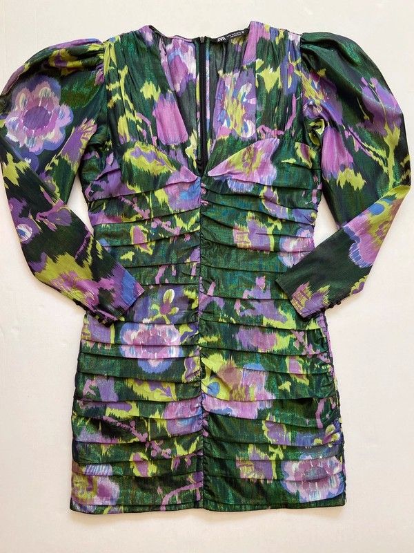 Vestido drapeado metalizado manga volumen Zara