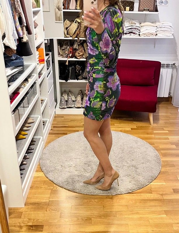 Vestido drapeado metalizado manga volumen Zara