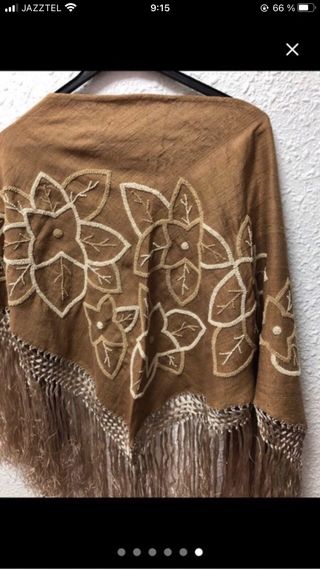 Mantón bordado marrón