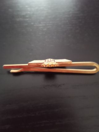 Pisacorbatas Atlético Aviación dorado