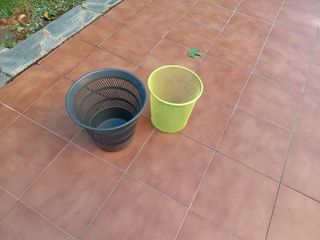 Papeleras metálicas y de plástico