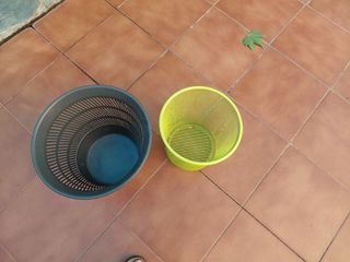 Papeleras metálicas y de plástico