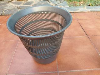 Papeleras metálicas y de plástico