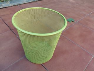 Papeleras metálicas y de plástico