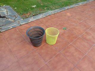Papeleras metálicas y de plástico