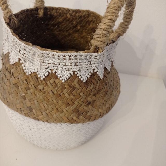 Cesta mimbre marrón y blanca