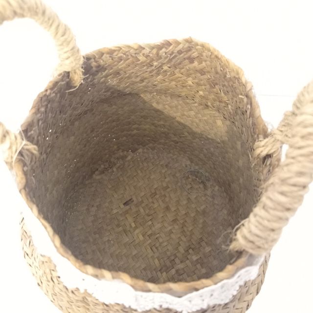 Cesta mimbre marrón y blanca