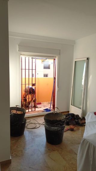 Puerta corredera aluminio blanco y ventana.