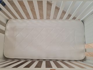 Cuna blanca con colchón. 
