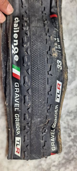 Cubierta Challenge Gravel Grinder TLR 33 y Grifo 