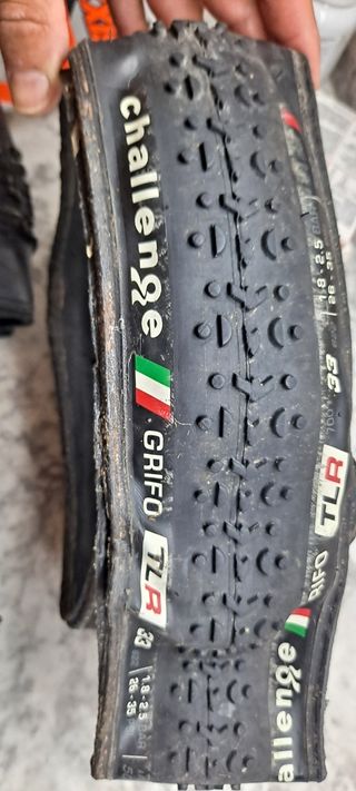 Cubierta Challenge Gravel Grinder TLR 33 y Grifo 