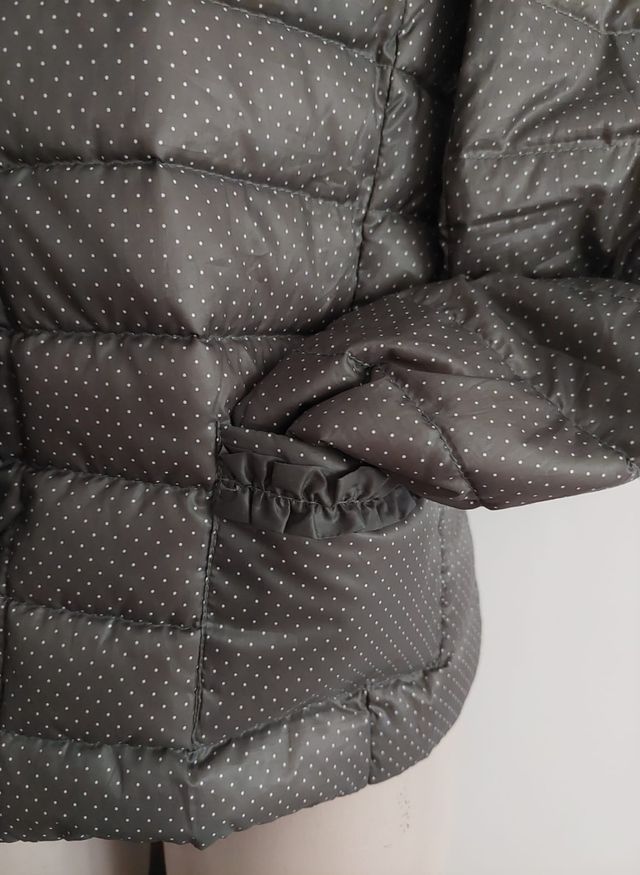 Giacca in piuma verde oliva con pois