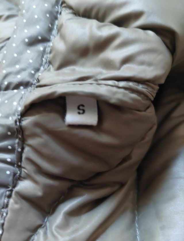 Giacca in piuma verde oliva con pois