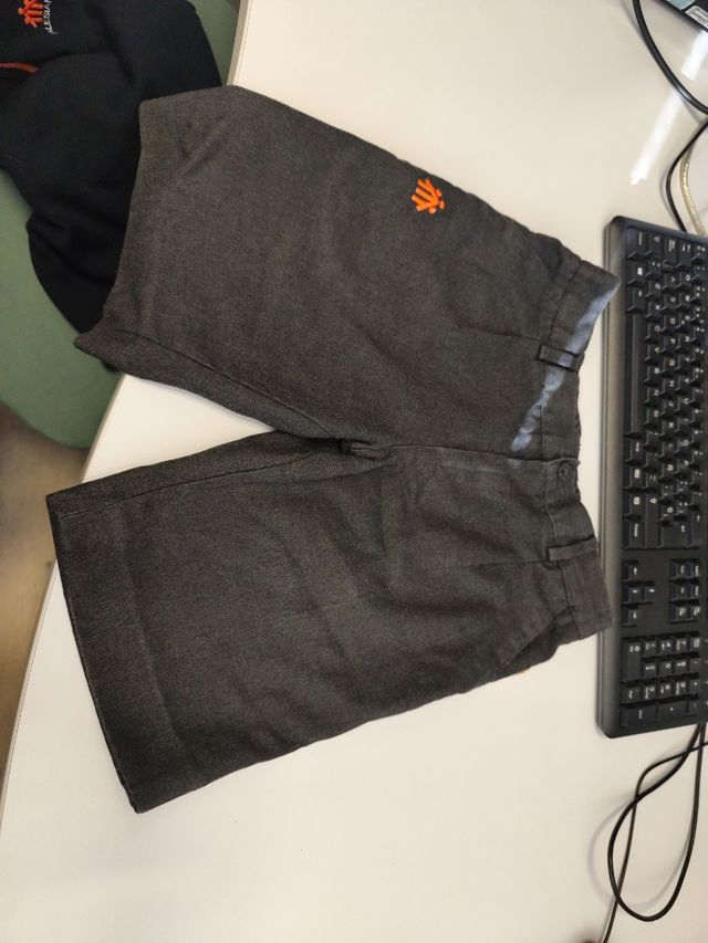 Uniforme escolar corto gris y azul