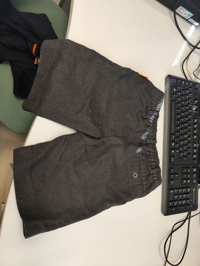 Uniforme escolar corto gris y azul