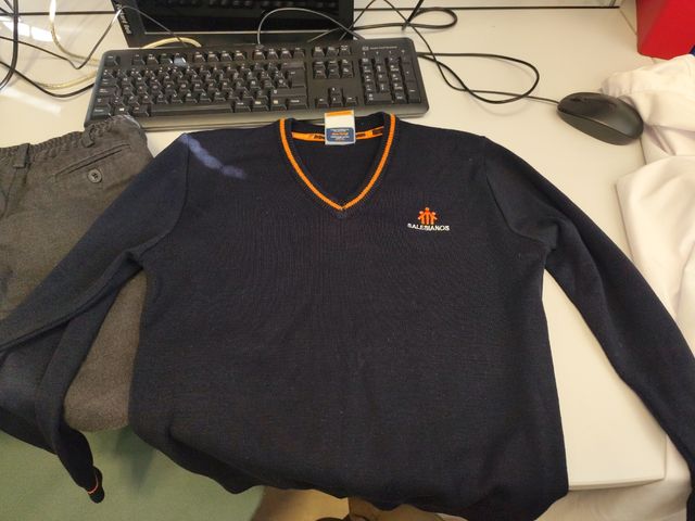 Uniforme escolar corto gris y azul