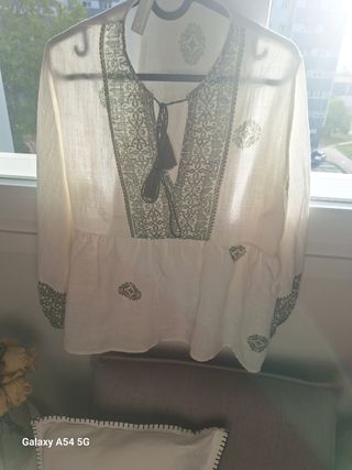 Blusa blanca c/ bordados verdes