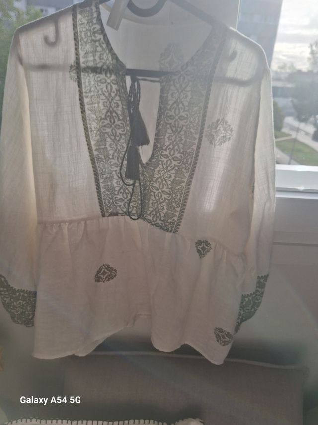 Blusa blanca c/ bordados verdes