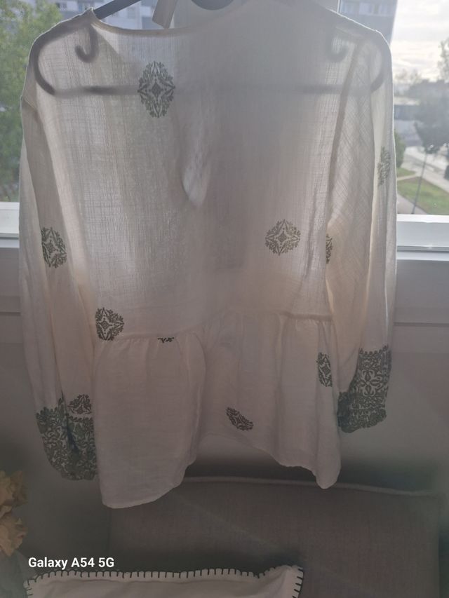 Blusa blanca c/ bordados verdes