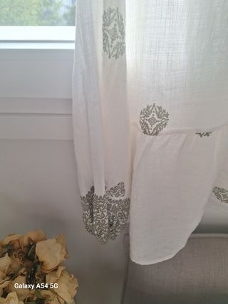 Blusa blanca c/ bordados verdes