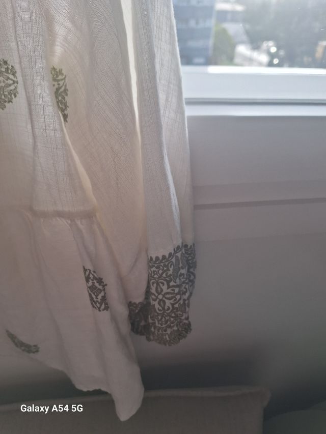 Blusa blanca c/ bordados verdes