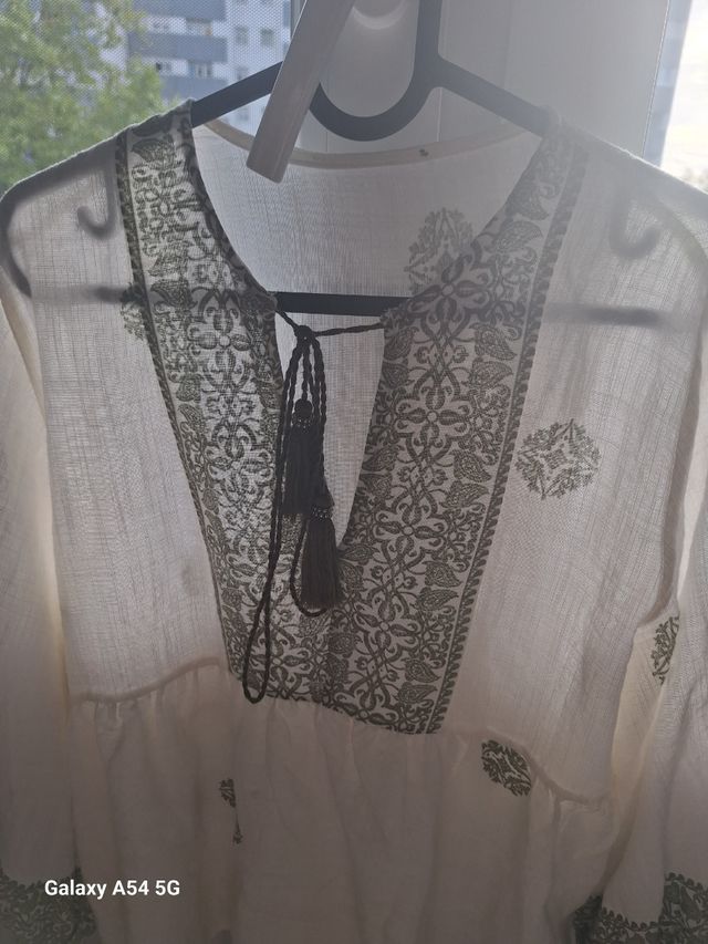 Blusa blanca c/ bordados verdes