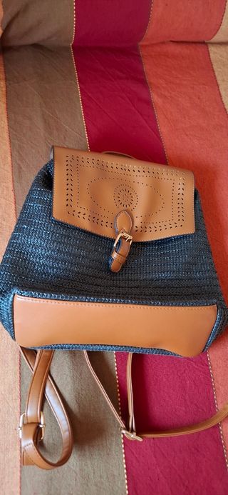 Mochila negra y marrón nueva.