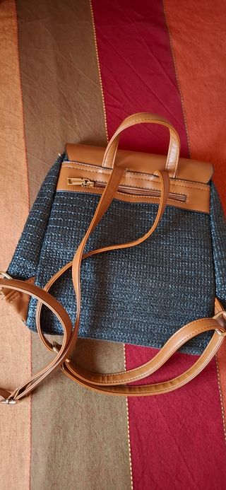 Mochila negra y marrón nueva.