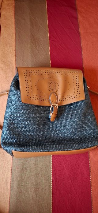 Mochila negra y marrón nueva.