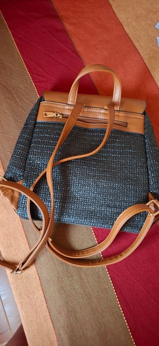 Mochila negra y marrón nueva.